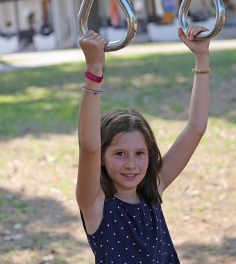 Yüzük, egzersiz egzersizler gerçekleştirirken tatlı küçük kız