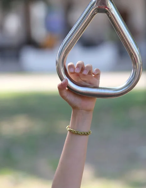 Mão de jovem enquanto agarra o anel — Fotografia de Stock