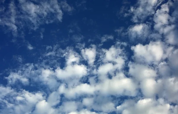 Sfondo semplice cielo blu con nuvole — Foto Stock