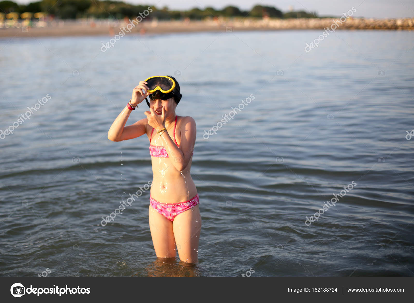 Petite fille en maillot de bain avec masque de plongee tout en jouant Photo de stock par ChiccoDodiFC 162188724