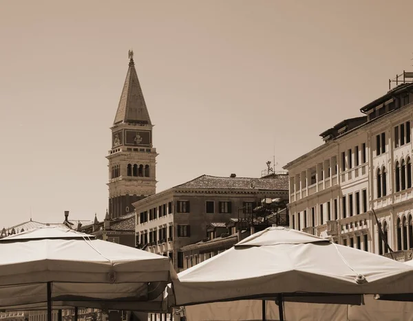 Campanario de San Marco en Venecia en Italia con los puestos de th — Foto de Stock