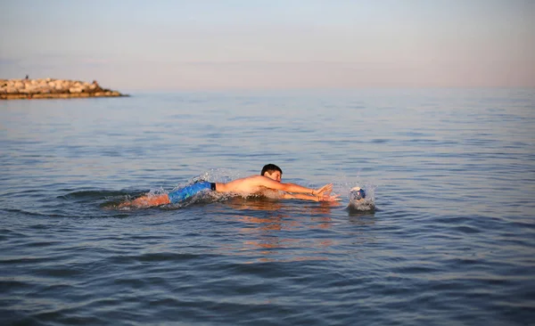 Ragazzo gioca pallanuoto in mare — Foto Stock