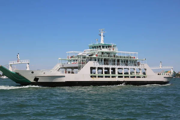 Buque de carga para transportar automóviles y camiones al mar — Foto de Stock