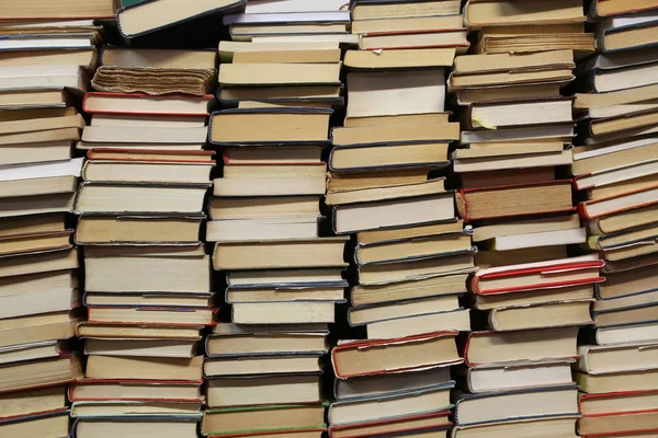 Livros de vários tamanhos para a preparação de examinatio universidade — Fotografia de Stock