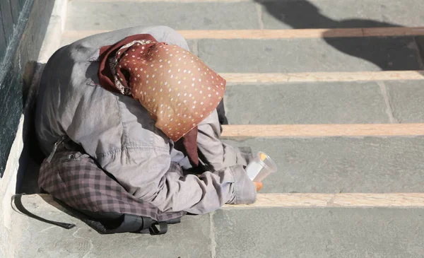 Mujer gitana anciana con pañuelos en la cabeza y falda larga —  Fotos de Stock