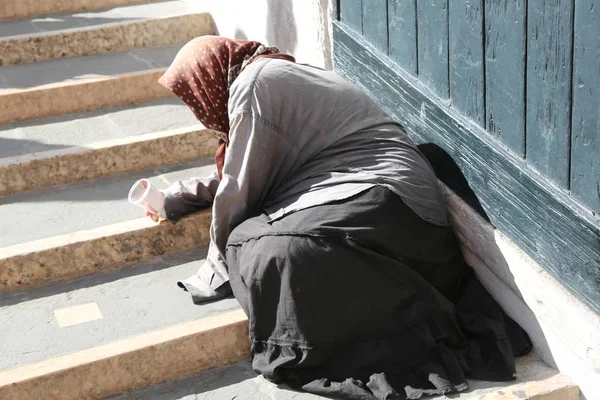 Cigana mulher com lenço de cabeça e saia longa implorando às pessoas no — Fotografia de Stock