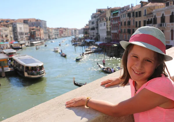 Menina bonita acima da ponte Rialto em Veneza, na Itália e — Fotografia de Stock