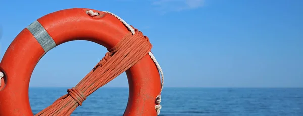 Апельсиновый спасательный буй — стоковое фото