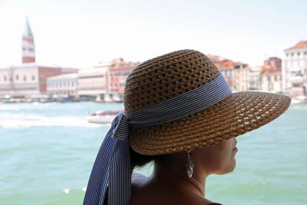 Mulher rica com chapéu de palha na vista turística na cidade de Veneza — Fotografia de Stock