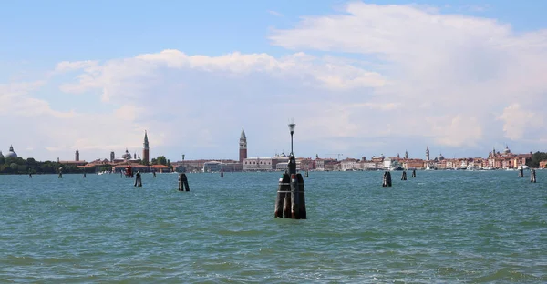 Skyline de la isla de Venecia en Italia en barco en el centro de la s —  Fotos de Stock