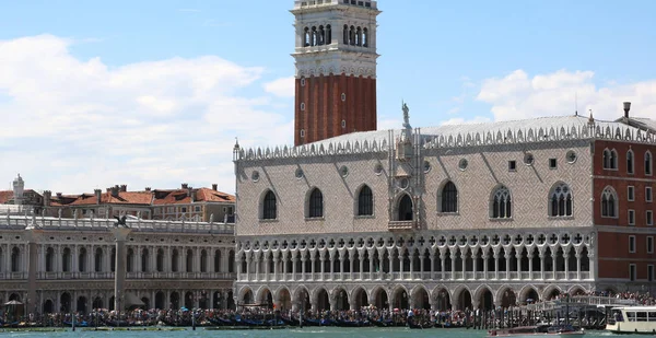 Venetië Italië Campanile van San Marco en het Dogenpaleis foto — Stockfoto