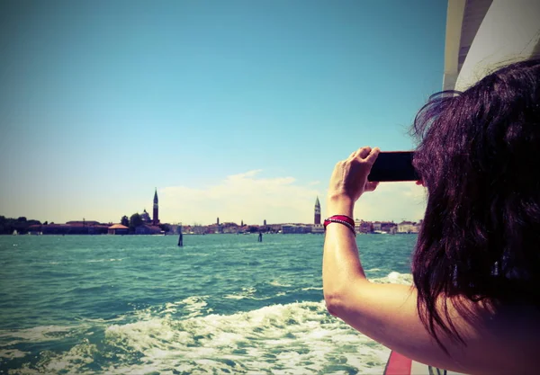 Mulher tira foto de Veneza na Itália de barco no mar — Fotografia de Stock