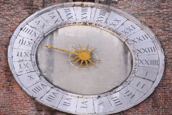 Ancient clock with one hand to measure the hours and Roman numer — Stock Photo, Image