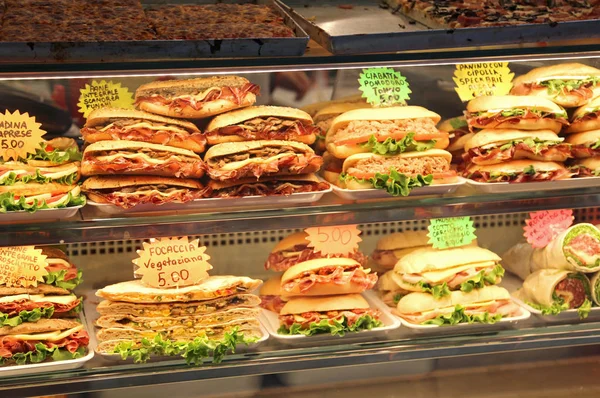 三明治塞在意大利酒吧的价格出售 — 图库照片
