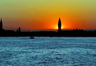 Venedik İtalya ve Campanile gün batımında güneş