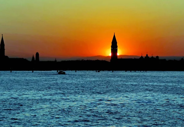 Sun at SUNSET in VENICE in Italy and the Campanile — Stock Photo, Image