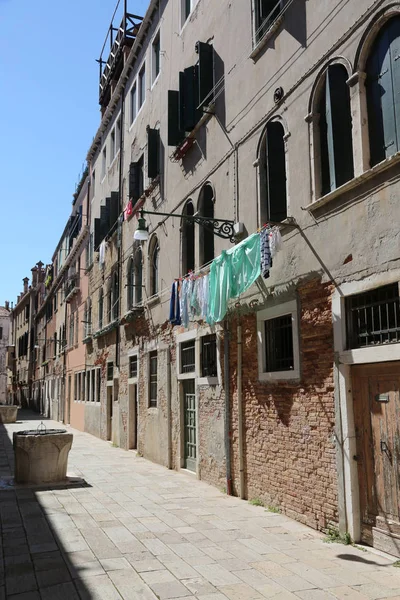Street in Venice called CALLA with the well and the clothes hang — Stock Photo, Image