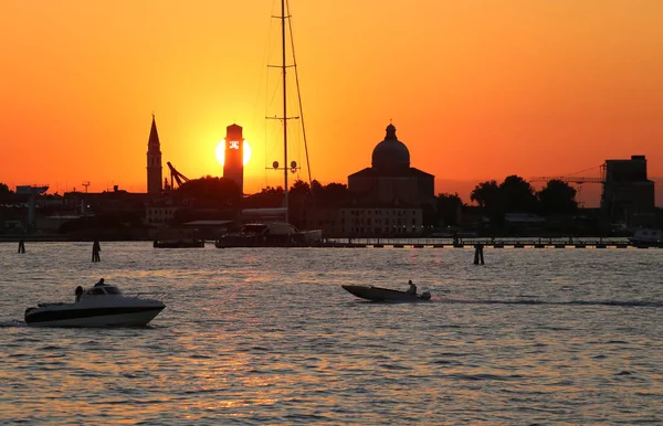 Gün batımında güneş Venedik İtalya ve kiliseler şeklinde bir — Stok fotoğraf