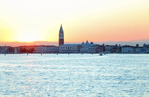 SUNSET en VENECIA en Italia y el Campanile de San Marcos — Foto de Stock