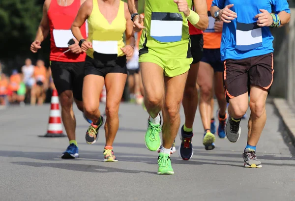 Vrouw en vele mannen lopen — Stockfoto