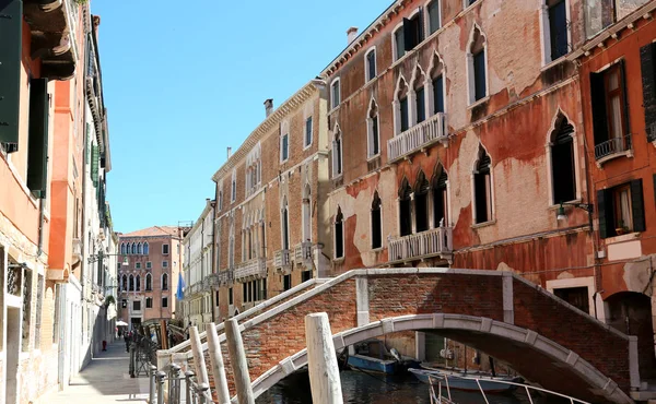 Venedik ve bir tuğla köprü eski evlerin görünümünü — Stok fotoğraf