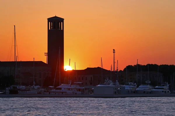 Barche ormeggiate accanto al campanile di Santa Elena a Venezia — Foto Stock