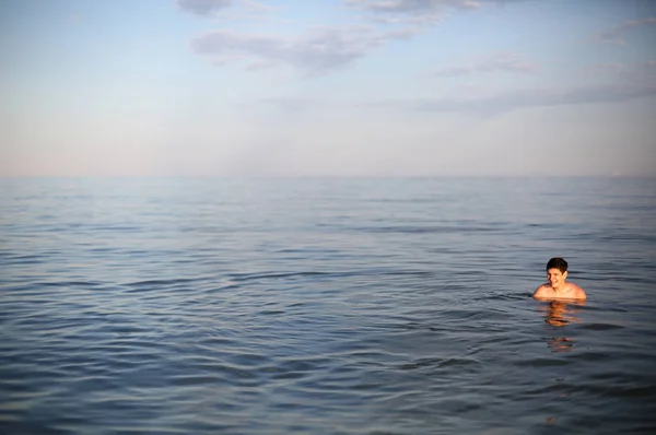 Niño con el pelo castaño mientras se baña en el mar — Foto de Stock