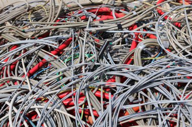 Arka plan bir çöplükte kullanılan elektrik kabloları