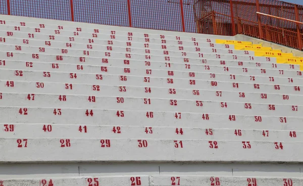 さらに席を示すスタジアム観覧席の数 — ストック写真