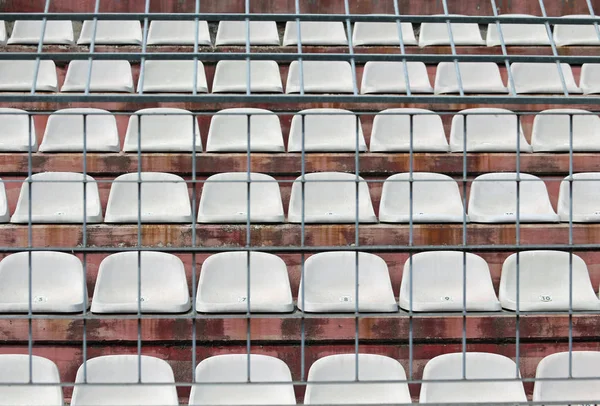 Robustes Metallschutznetz im Stadion zur Trennung der Fans auf dem Rasen — Stockfoto