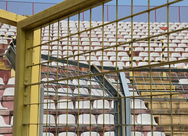 Robust metal protection net in the stadium to separate fans on t — Stock Photo, Image