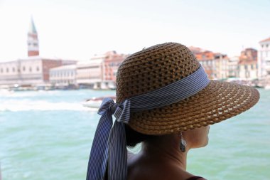 Zengin kadın Venedik şehir turist görünürde hasır şapka ile