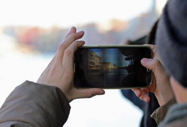 Genç çocuk resimleri ile modern smartphone enstantane