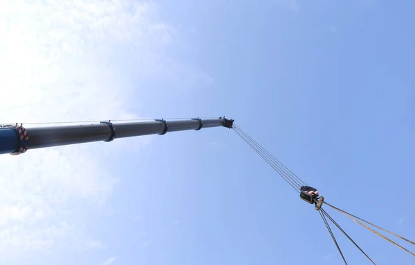 Stor hydraulisk arm av en kraftfull kran för att lyfta laster — Stockfoto
