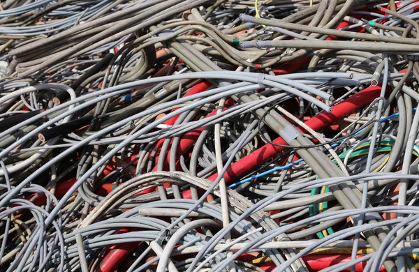Bakgrund av många övergivna elektriska ledningar i en återvinningsbar ma — Stockfoto