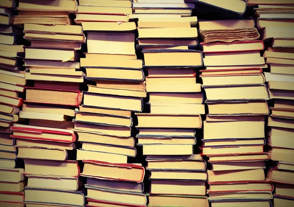 Livros com muitas páginas para ler durante momentos chatos — Fotografia de Stock