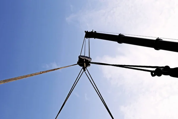 Braço hidráulico grande de um guindaste poderoso para levantar cargas — Fotografia de Stock