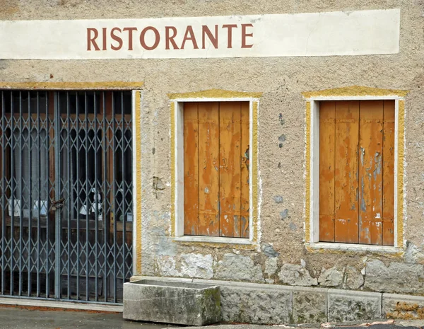 Μεγάλη πινακίδα με το ιταλικό κείμενο Ristorante thah σημαίνει εστιατόριο — Φωτογραφία Αρχείου