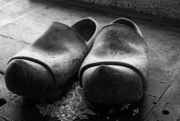 Holländische Holzschuhe von einem gelernten Schreiner in der Tischlerei — Stockfoto