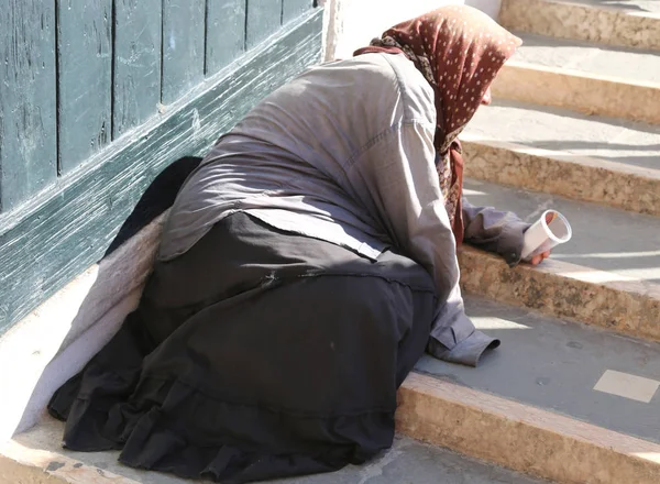 Mujer gitana anciana con pañuelos en la cabeza y falda larga —  Fotos de Stock