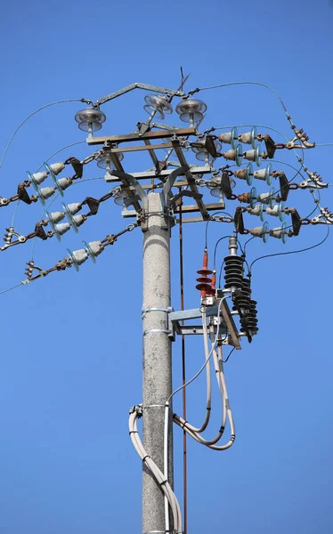 Промышленный изолятор и выключатели высоковольтной электрической линии — стоковое фото