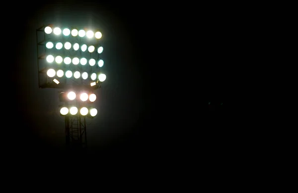 Luzes de uma torre de farol durante um evento de concerto ao vivo — Fotografia de Stock