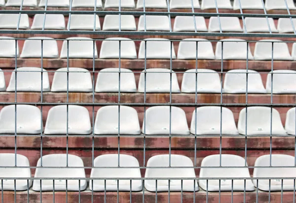 Jaring pelindung logam kuat di stadion untuk memisahkan penggemar di t — Stok Foto
