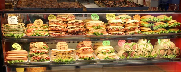 Broodjes gevuld te koop in de bar in Italië — Stockfoto