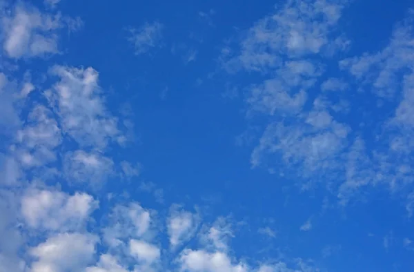 Fondo de cielo azul simple con nubes blancas —  Fotos de Stock