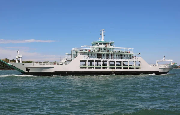 Schip van de scheepvaart te voeren auto's en vrachtwagens door zee — Stockfoto