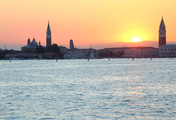 SUNSET in VENICE in Italy and the Campanile of St. Mark — Stock Photo, Image