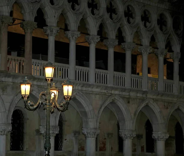 Az Olaszország által éjszaka a Dózse palota Velence — Stock Fotó
