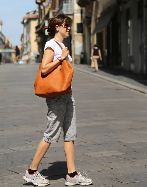 Wanita muda berjalan melalui jalan-jalan kota Eropa dengan th — Stok Foto