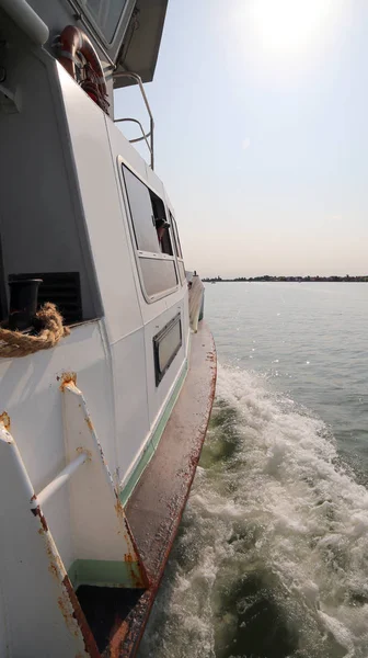 Schnelles Passagierschiff für den Transport von Touristen nach Venedig anlaufen — Stockfoto